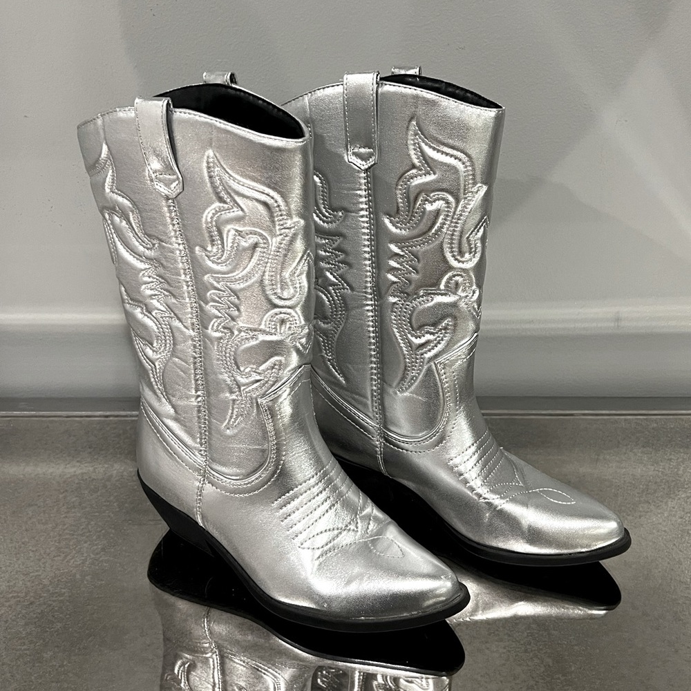 Silver Metallic Cowboy/Cowgirl Boots - Like New